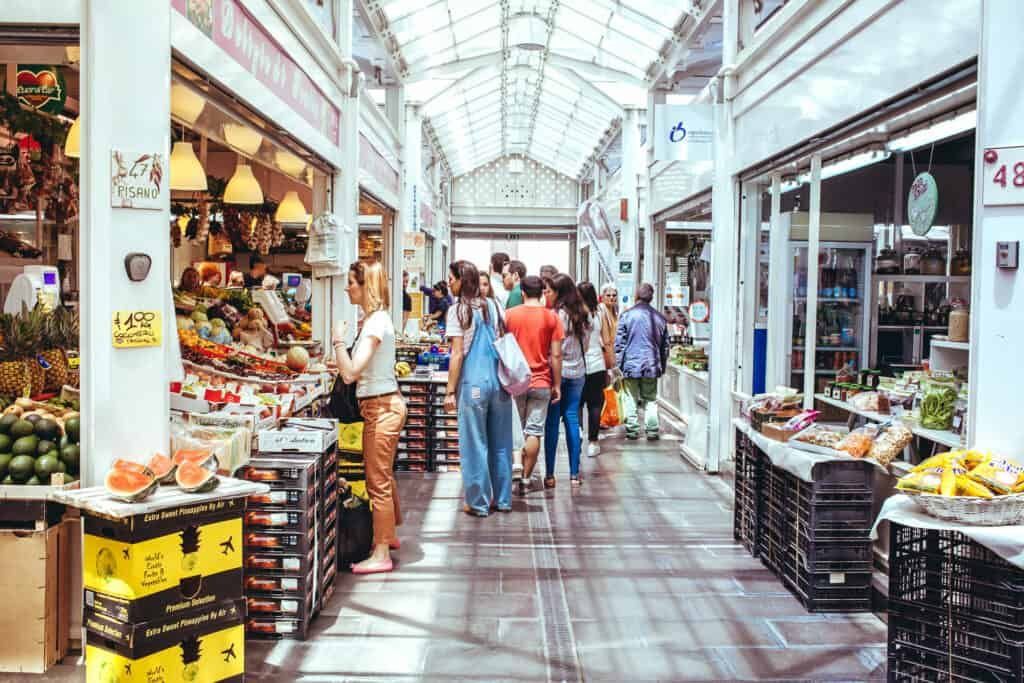 WALK THROUGH THE TESTACCIO DISTRICT: ART AND TASTINGS AT THE FOOD MARKET