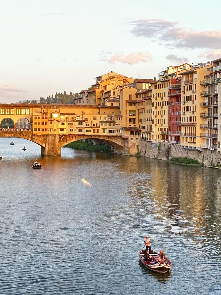 FLORENCE WITHOUT BARRIERS: PRIVATE BOAT EXPERIENCE ON THE ARNO SUITABLE FOR PEOPLE WITH MOTOR DISABILITIES OR IN WHEELCHAIRS