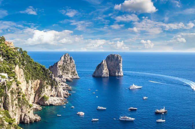 BOAT TOUR AROUND THE ISLAND: DISCOVER CAPRI FROM THE SEA!