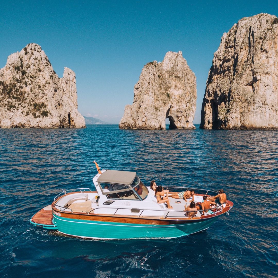 CAPRI AND THE SORRENTO PENINSULA DISCOVERY BOAT TOUR IN A SMALL GROUP - MAXIMUM 12 PEOPLE