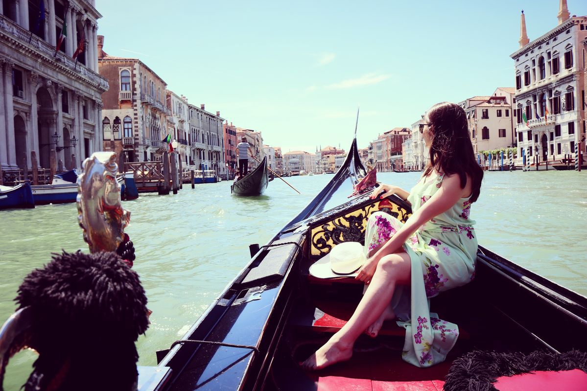 VENICE WALK IN THE COMPANY OF A PRIVATE PROFESSIONAL GUIDE TO DISCOVER THE CITY WITH PRIVATE GONDOLA RIDE