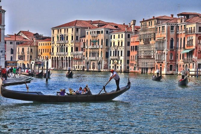 PRIVATE GONDOLA TOUR WITH SERENADE AND MUSIC