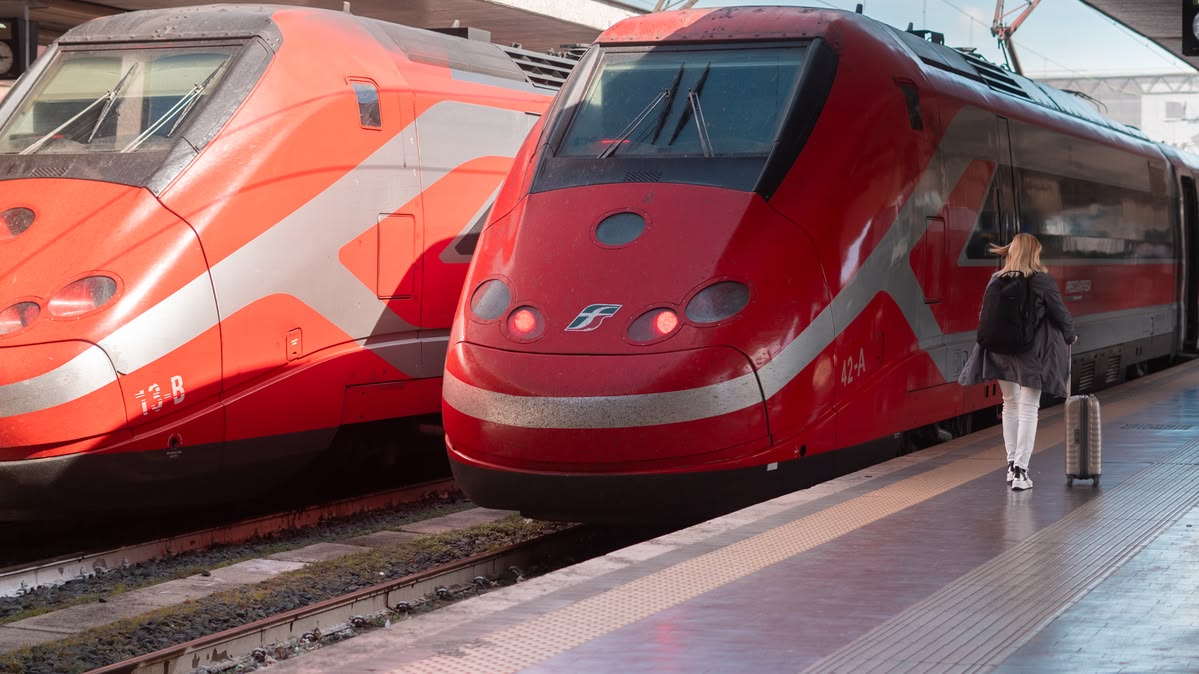 VENICE SANTA LUCIA TRAIN STATION PRIVATE MOTORBOAT ARRIVAL TRANSFER TO YOUR HOTEL IN VENICE