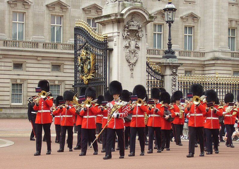 London Walking Tour: Guard Change, Thames Cruise & Optional Tower of London